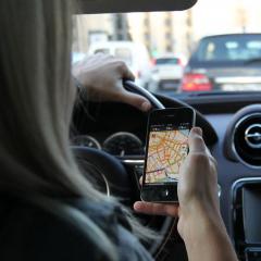 GPS navigasyon cihazı için haritaların kendi kendine güncellenmesi
